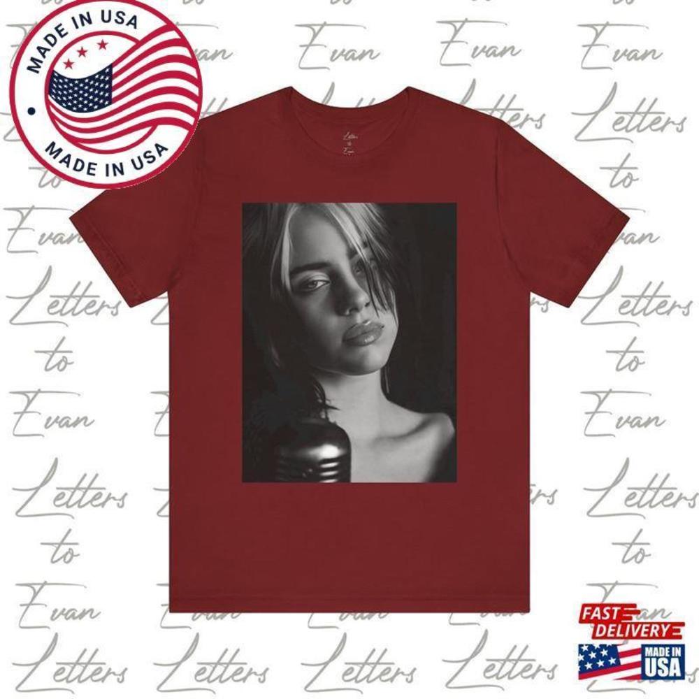 Billie Eilish Close Up With Microphone  Look Tee Shirt T-Shirt